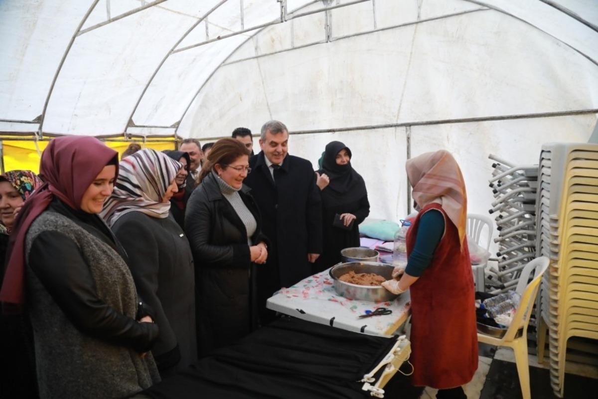 Beyazg&uuml;l AK kadınların kermesine katıldı