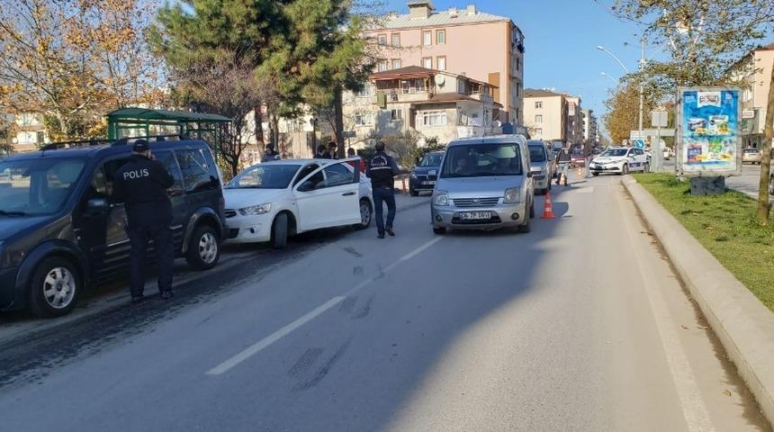 Karasu&rsquo;da uygulamada 2 aranan şahıs yakalandı