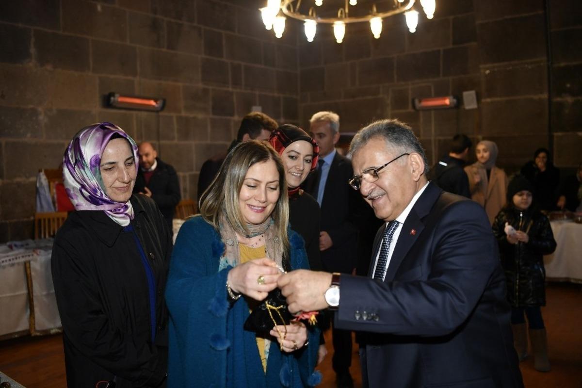 Başkan B&uuml;y&uuml;kkılı&ccedil;, Ak kadınların kermesinde