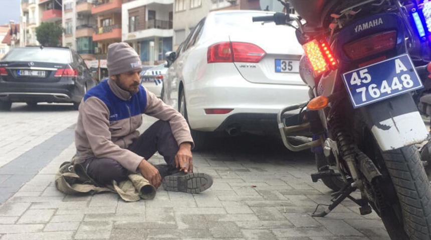 Trafik cezası yedi, yolda oturma eylemi yaptı