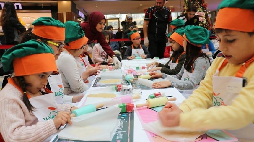 Mutfak at&ouml;lyesi etkinliğine &ccedil;ocuklardan ilgi