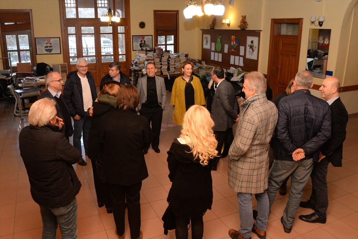 İlkokul arkadaşları 40 yıl sonra aynı sınıfta buluştu