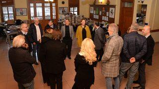 İlkokul arkadaşları 40 yıl sonra aynı sınıfta buluştu