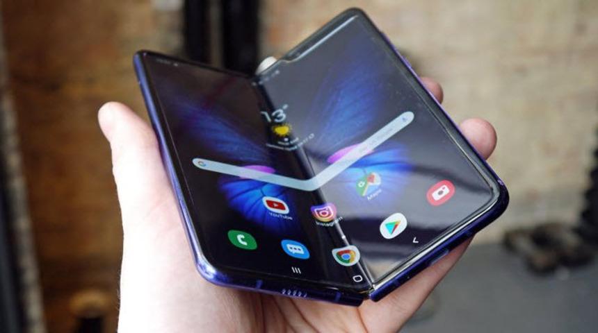 Şaka gibi: Samsung, Galaxy Fold için yine Samsung’u yalanladı