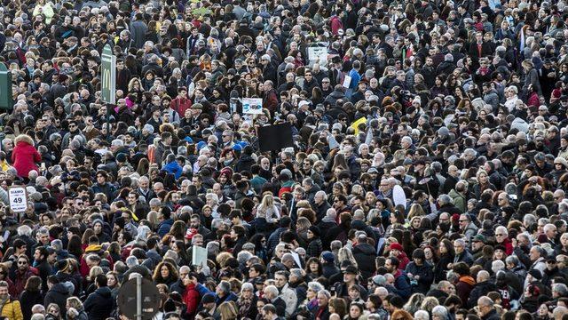 Salvini'ye karşı 100 bin sardalya Roma'da sokakta