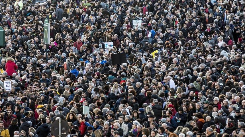 Salvini'ye karşı 100 bin "sardalya" Roma'da sokakta