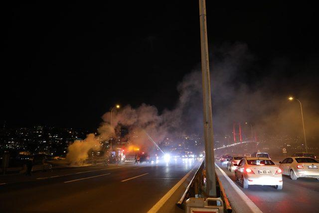 15 Temmuz Şehitler Köprüsü'nde otomobil alev alev yandı