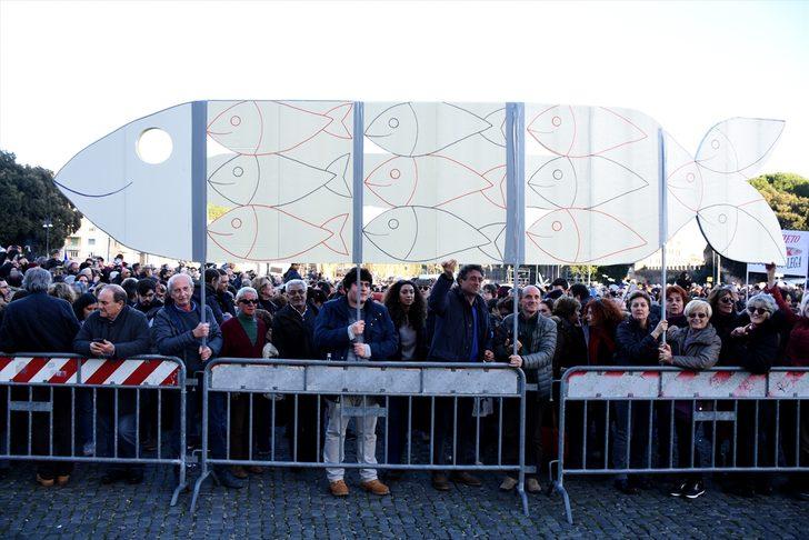 Yüz binden fazla kişi katıldı! Sardalyalar Roma sokaklarına indi! G1