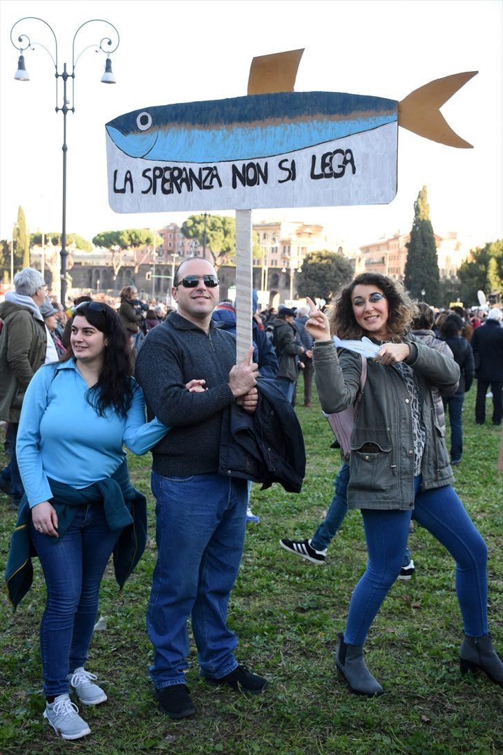 Yüz binden fazla kişi katıldı! Sardalyalar Roma sokaklarına indi! G2