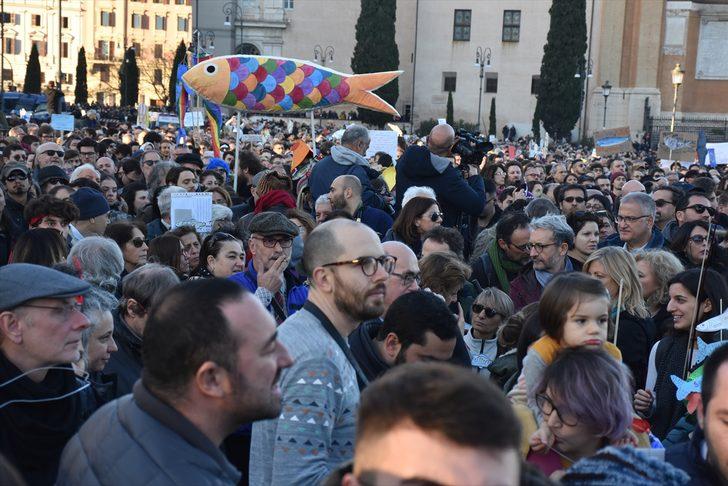 Yüz binden fazla kişi katıldı! Sardalyalar Roma sokaklarına indi! G3