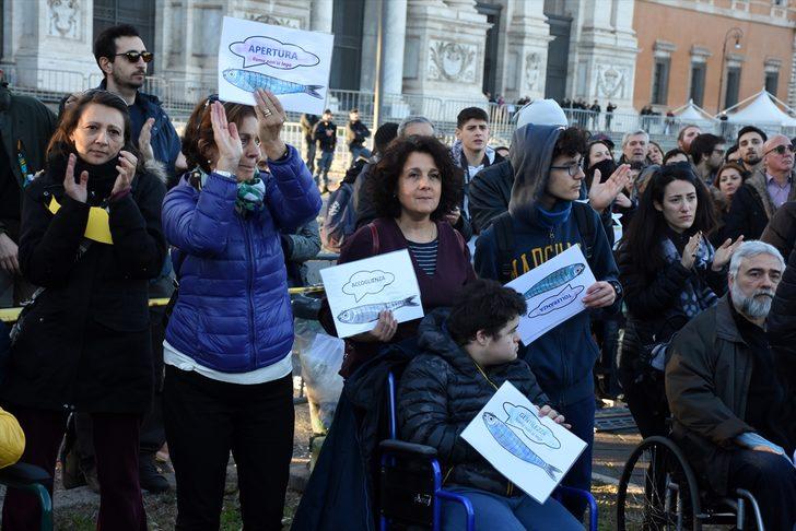 Yüz binden fazla kişi katıldı! Sardalyalar Roma sokaklarına indi! G4