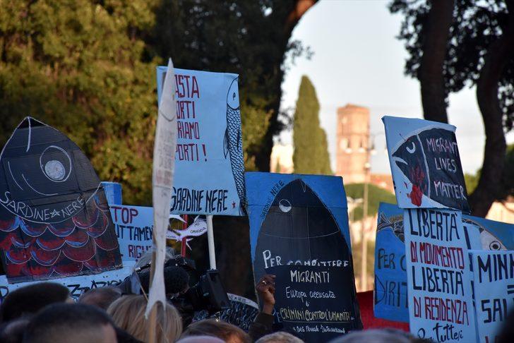 Yüz binden fazla kişi katıldı! Sardalyalar Roma sokaklarına indi! G5