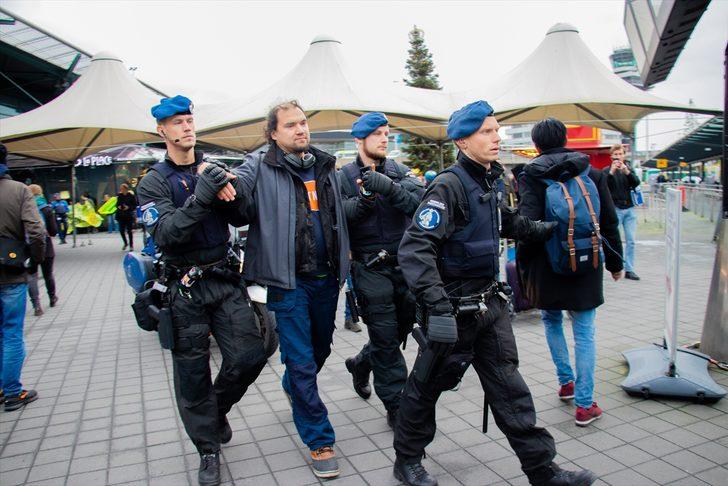 Avrupa'nın göbeğinde şok protesto! Havalimanını işgal ettiler! G1