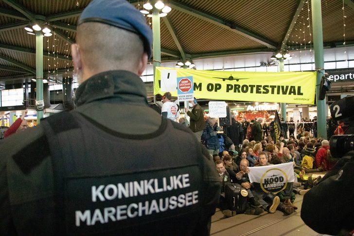 Avrupa'nın göbeğinde şok protesto! Havalimanını işgal ettiler! G2