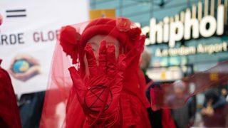 Avrupa'nın göbeğinde şok protesto! Havalimanını işgal ettiler!