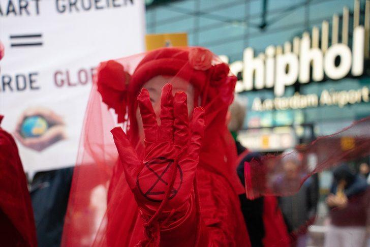 Avrupa'nın göbeğinde şok protesto! Havalimanını işgal ettiler! G4