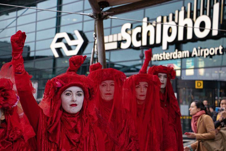 Avrupa'nın göbeğinde şok protesto! Havalimanını işgal ettiler! G5