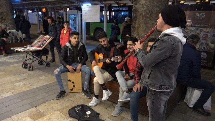 Soğuk havayı çaldıkları müzik ve söyledikleri şarkılar ile ısıtıyorlar G1