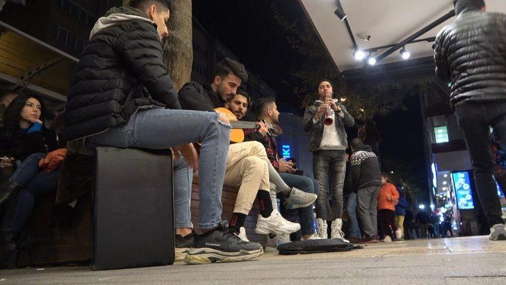 Soğuk havayı çaldıkları müzik ve söyledikleri şarkılar ile ısıtıyorlar G2