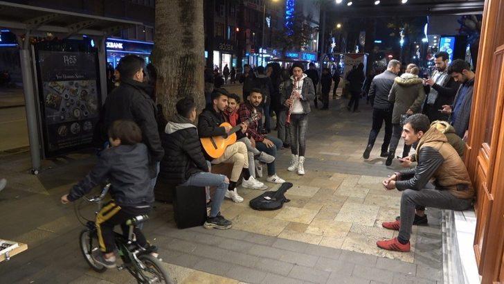 Soğuk havayı çaldıkları müzik ve söyledikleri şarkılar ile ısıtıyorlar G3