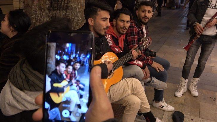 Soğuk havayı çaldıkları müzik ve söyledikleri şarkılar ile ısıtıyorlar G4