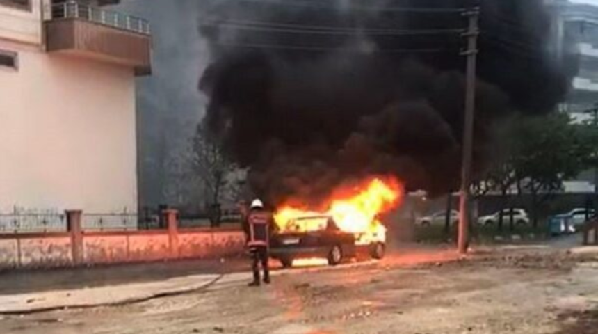 Park halindeki otomobil alev topuna döndü