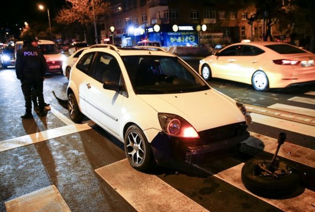 Başkent'te trafik ışıklarında 3 araca &ccedil;arpan otomobil iş yerine girdi: 4 yaralı