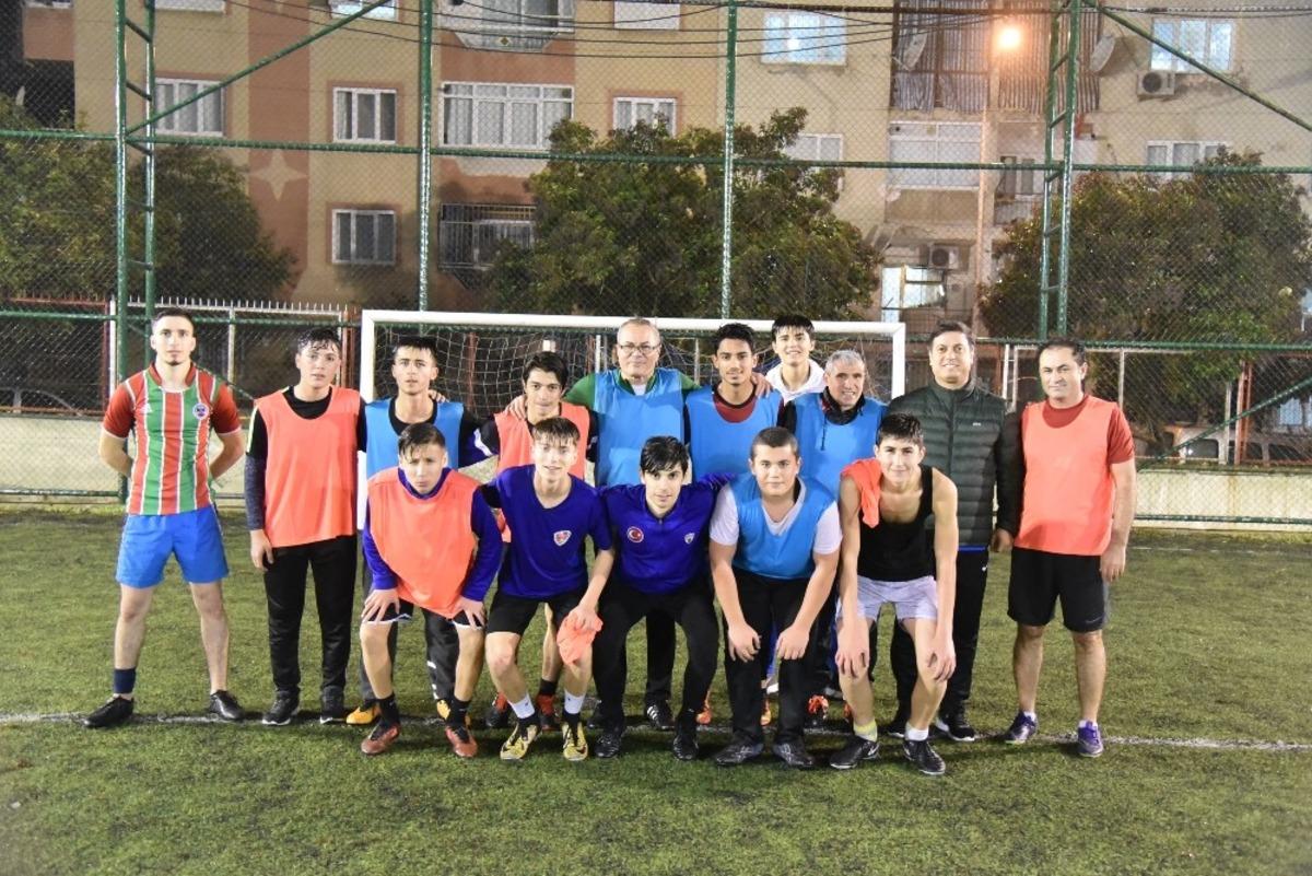 Vali Deniz, sevgi evlerinde kalan gen&ccedil;lerle futbol ma&ccedil;ı yaptı