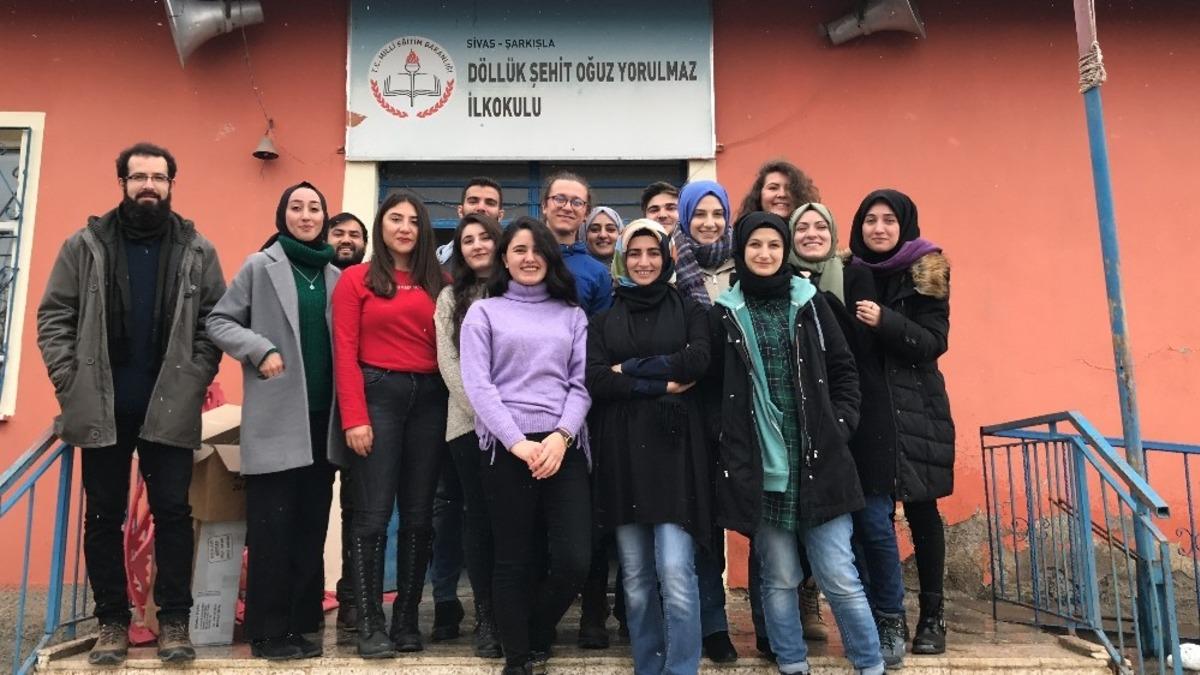 Eğitim g&ouml;n&uuml;ll&uuml;leri k&ouml;y okulunda k&uuml;t&uuml;phane kurdu