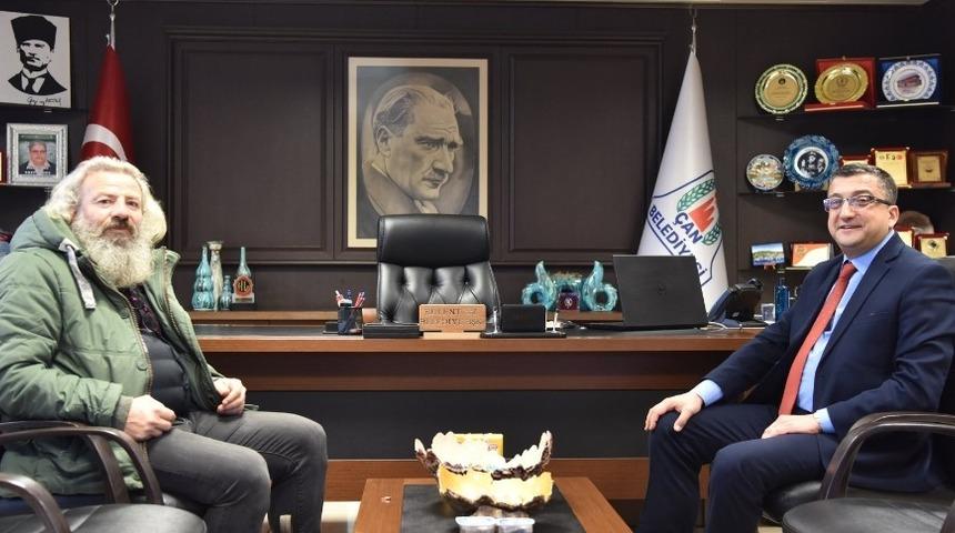 Seksenler dizisinin Basri ağabeyi Başkan &Ouml;z&rsquo;&uuml; ziyaret etti