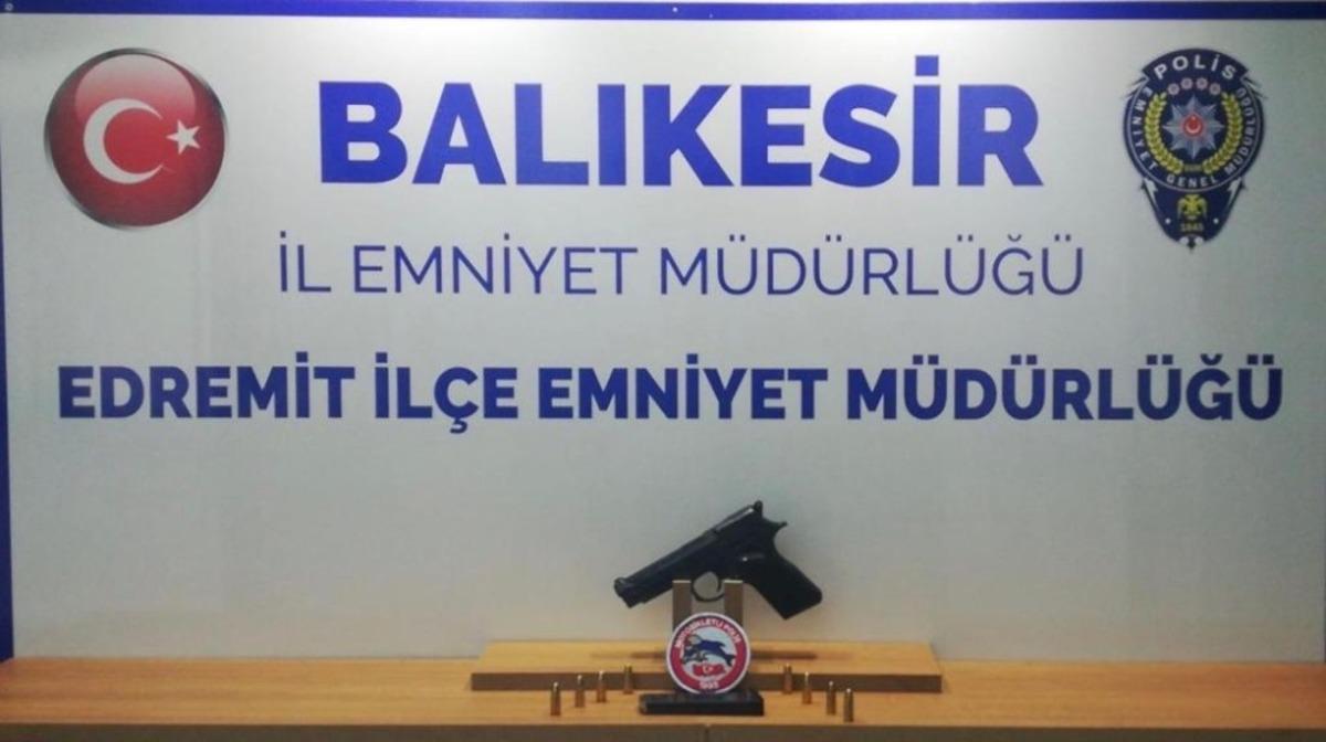 Balıkesir&rsquo;de polis 8 silah ele ge&ccedil;irdi