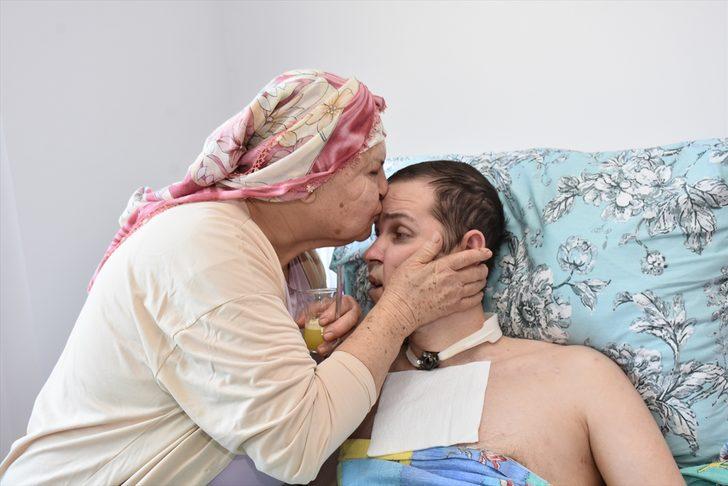 Kaza sonrası felç olan evlada anne babasından "bebek" gibi bakım G1