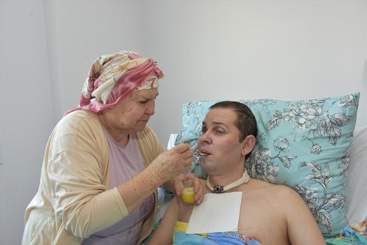 Kaza sonrası felç olan evlada anne babasından "bebek" gibi bakım G2