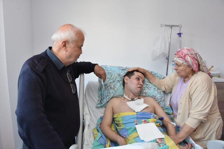 Kaza sonrası felç olan evlada anne babasından "bebek" gibi bakım G4