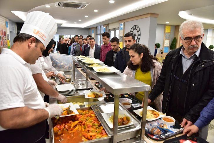 Başkan Tütüncü, personeliyle yemek sırasında G1