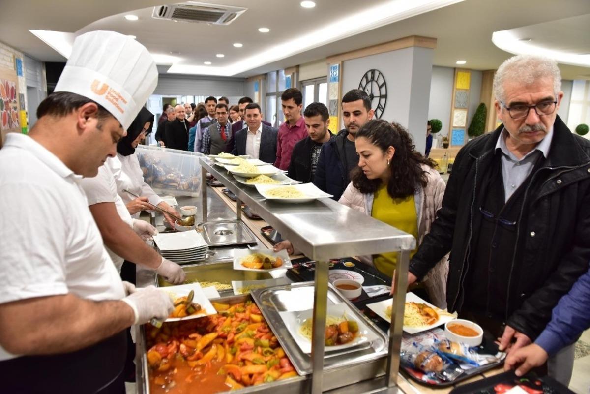 Başkan T&uuml;t&uuml;nc&uuml;, personeliyle yemek sırasında