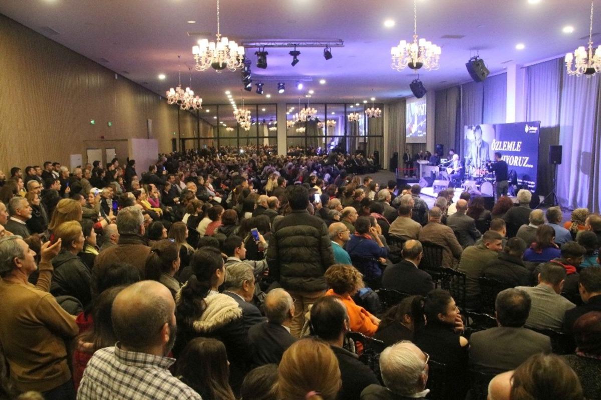 Ozan Ali Kızıltuğ t&uuml;rk&uuml;lerle anıldı