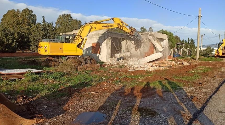 Didim Belediyesi şehir girişlerindeki ka&ccedil;ak yapıları yıkıyor