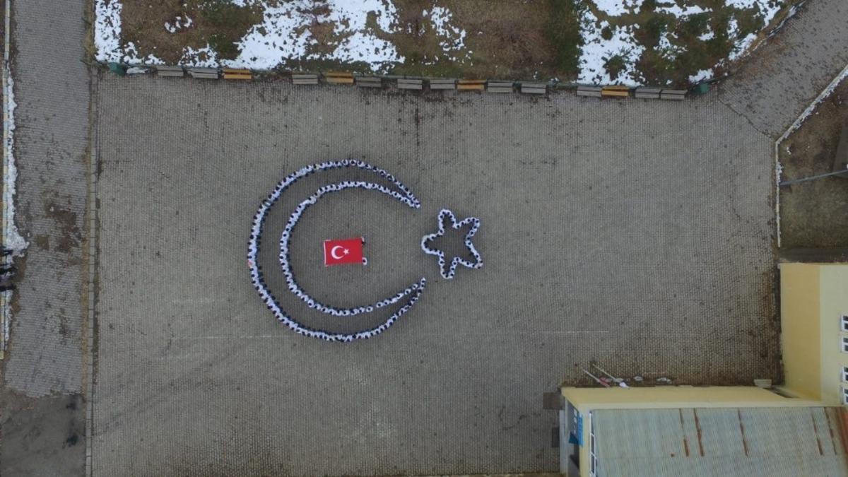 Yatılı b&ouml;lge ortaokulu &ouml;ğrencilerinden ay-yıldızlı koreografi