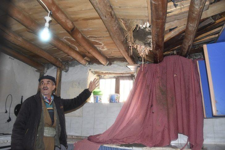 Hakkari’de toprak damlı evde göçük G1