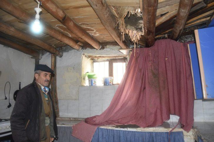 Hakkari’de toprak damlı evde göçük G3