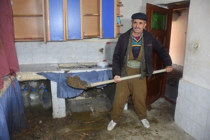 Hakkari’de toprak damlı evde göçük G4