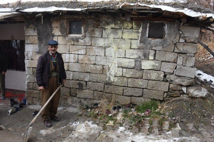 Hakkari’de toprak damlı evde göçük G5