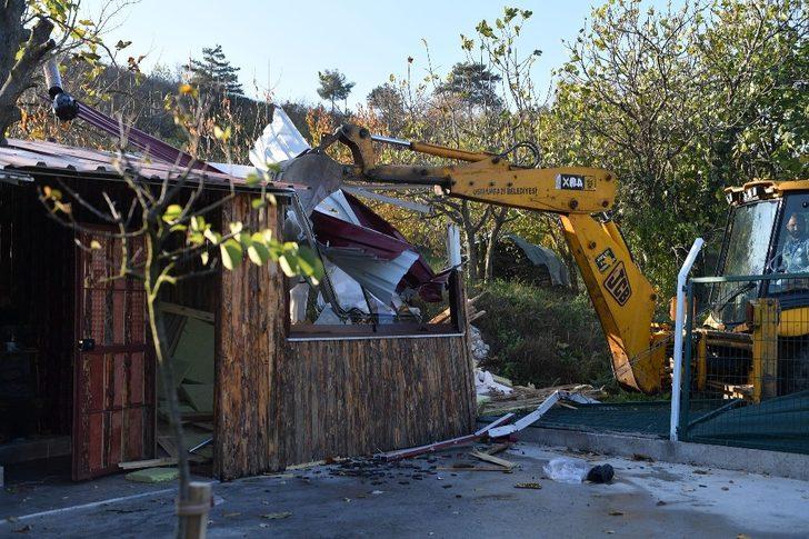 Kaçak ahşap ev yıkıldı G1