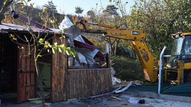 Kaçak ahşap ev yıkıldı