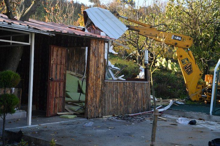 Kaçak ahşap ev yıkıldı G2