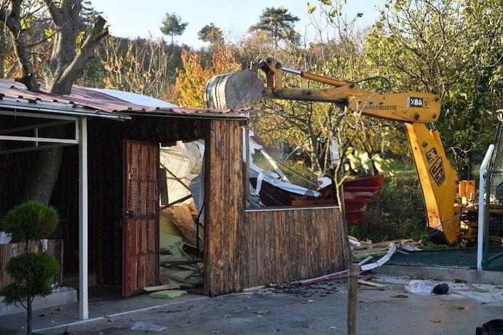 Kaçak ahşap ev yıkıldı G3