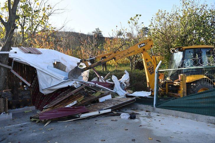 Kaçak ahşap ev yıkıldı G4