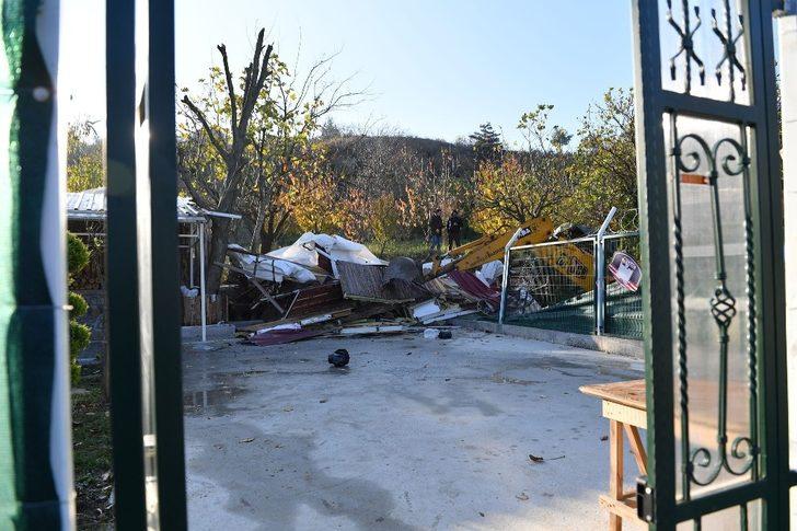 Kaçak ahşap ev yıkıldı G5