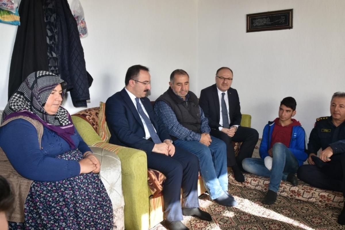 Bakan Yardımcısı &Ccedil;ataklı şehit ailesini ziyaret etti